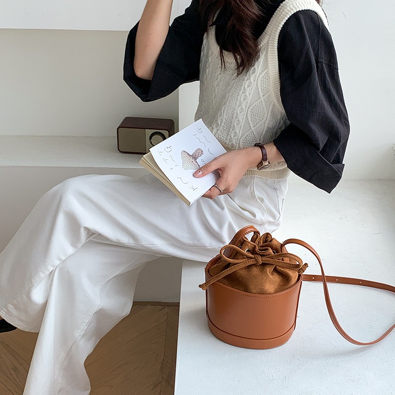 絨面與皮革的完美結合⇝✬｜F101｜秋季新款復古束口抽繩圓筒包 絨面水桶包 皮革側背包 簡約小眾單肩包 斜跨包-規格圖11