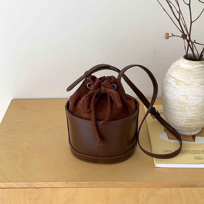 絨面與皮革的完美結合⇝✬｜F101｜秋季新款復古束口抽繩圓筒包 絨面水桶包 皮革側背包 簡約小眾單肩包 斜跨包-規格圖11