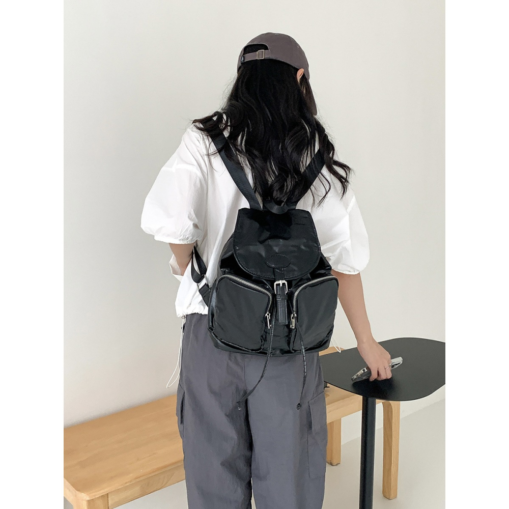 探索生活的每一個角落🐇🐘A8321韓國個性雙大口袋尼龍輕便後背包 簡約雙肩包 通勤多口袋背包 韓國後背包-細節圖9