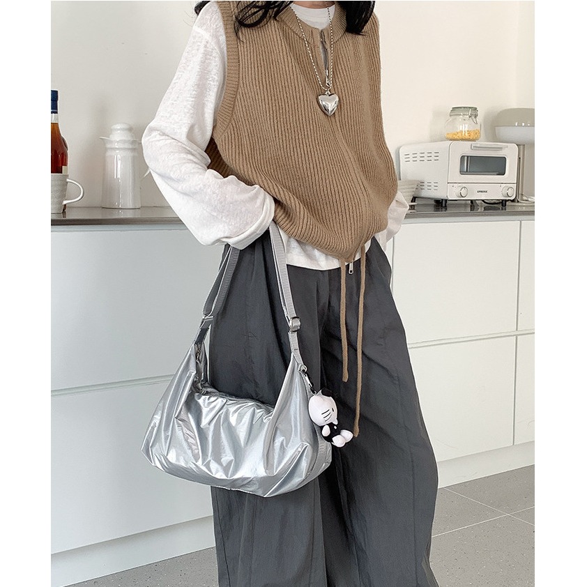 你的完美夥伴╽從容應對每一天挑戰♧『A600112』提供無與倫比的舒適與實用性空氣枕頭包 斜跨包 單肩枕頭包 韓國包-細節圖2