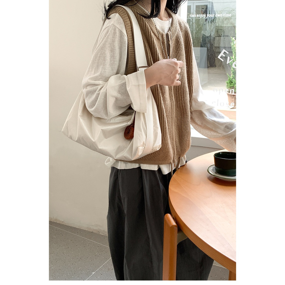 你的完美夥伴╽從容應對每一天挑戰♧『A600112』提供無與倫比的舒適與實用性空氣枕頭包 斜跨包 單肩枕頭包 韓國包-細節圖4