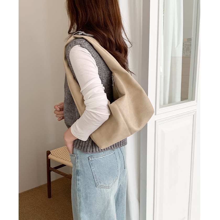 帶你穿梭於經典與時尚之間🤙魅力『U2616』復古軟皮質感紋路通勤單肩包 時尚腋下包 復古單肩包 韓國包包-細節圖2