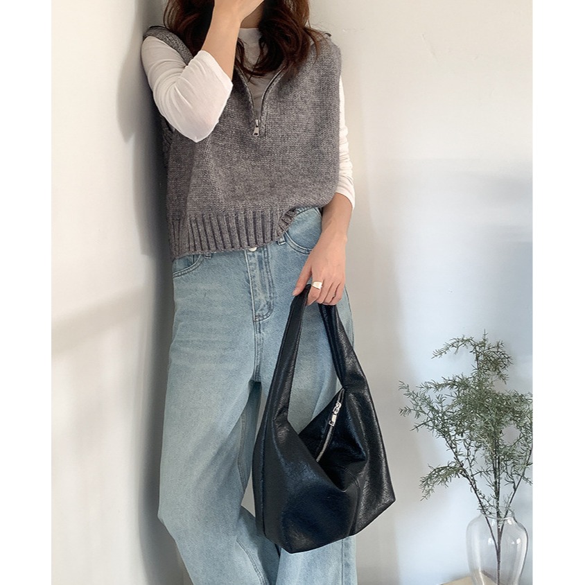 帶你穿梭於經典與時尚之間🤙魅力『U2616』復古軟皮質感紋路通勤單肩包 時尚腋下包 復古單肩包 韓國包包-細節圖4