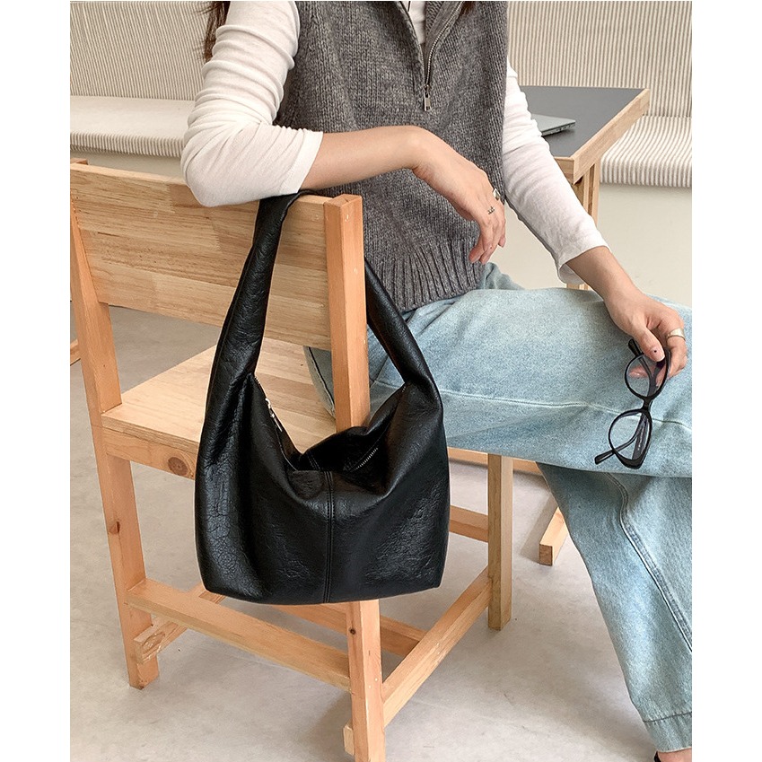 帶你穿梭於經典與時尚之間🤙魅力『U2616』復古軟皮質感紋路通勤單肩包 時尚腋下包 復古單肩包 韓國包包-細節圖5