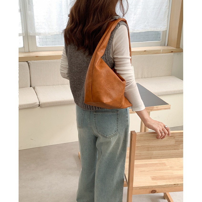 帶你穿梭於經典與時尚之間🤙魅力『U2616』復古軟皮質感紋路通勤單肩包 時尚腋下包 復古單肩包 韓國包包-細節圖7