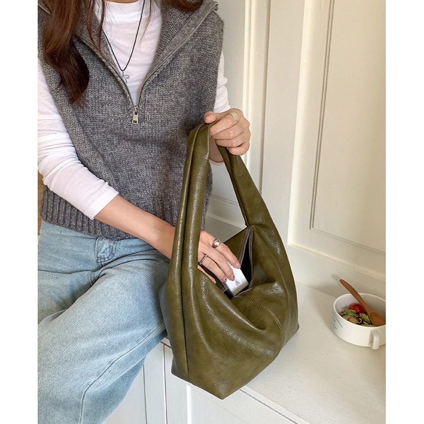 帶你穿梭於經典與時尚之間🤙魅力『U2616』復古軟皮質感紋路通勤單肩包 時尚腋下包 復古單肩包 韓國包包-細節圖8