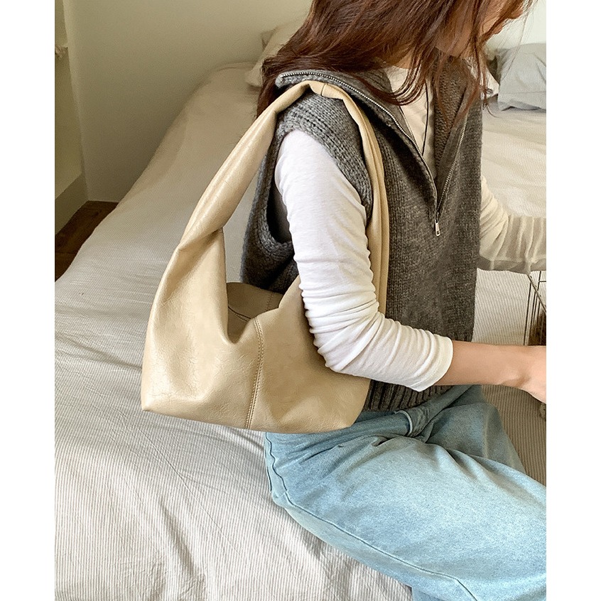 帶你穿梭於經典與時尚之間🤙魅力『U2616』復古軟皮質感紋路通勤單肩包 時尚腋下包 復古單肩包 韓國包包-細節圖9