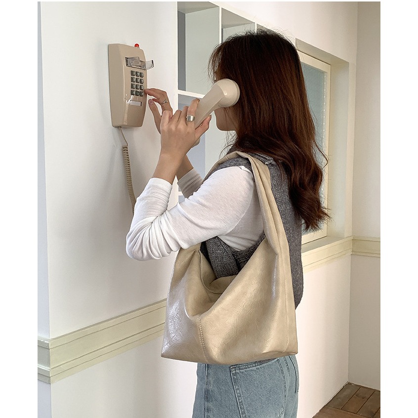 帶你穿梭於經典與時尚之間🤙魅力『U2616』復古軟皮質感紋路通勤單肩包 時尚腋下包 復古單肩包 韓國包包-細節圖10