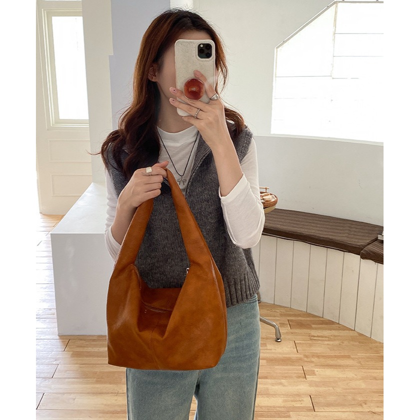 帶你穿梭於經典與時尚之間🤙魅力『U2616』復古軟皮質感紋路通勤單肩包 時尚腋下包 復古單肩包 韓國包包-細節圖11