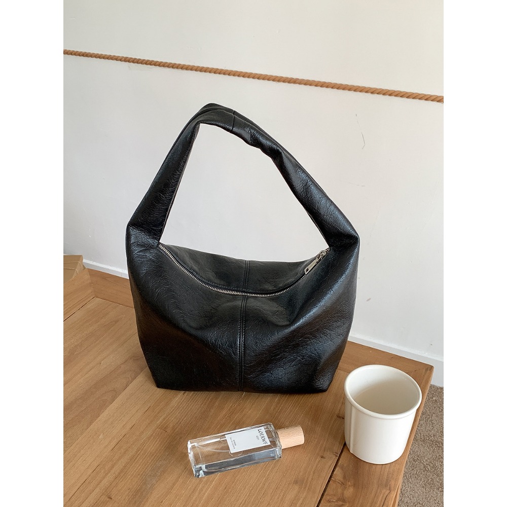 帶你穿梭於經典與時尚之間🤙魅力『U2616』復古軟皮質感紋路通勤單肩包 時尚腋下包 復古單肩包 韓國包包-規格圖11