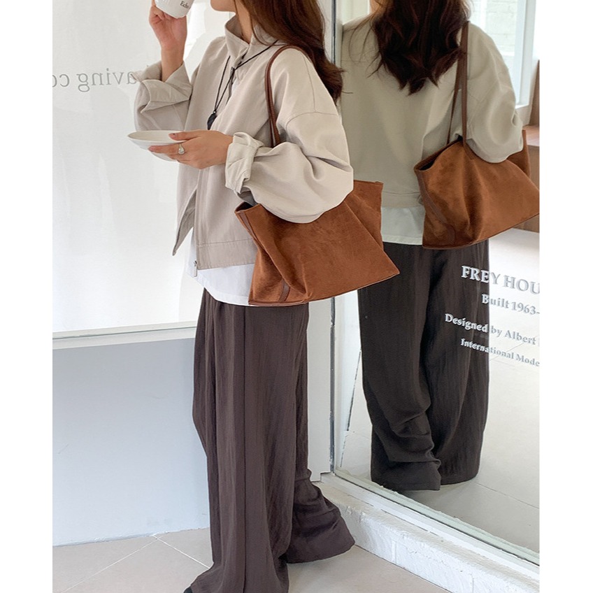 有一種復古的質感和視覺效果🚲🍁｜F33619｜柔軟好摸的復古麂皮絨鎖扣托特包 大容量腋下包 秋冬托特包 絨面單肩包-細節圖2