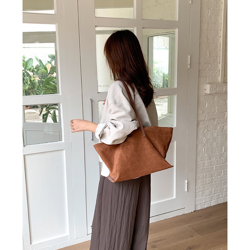 有一種復古的質感和視覺效果🚲🍁｜F33619｜柔軟好摸的復古麂皮絨鎖扣托特包 大容量腋下包 秋冬托特包 絨面單肩包-細節圖3