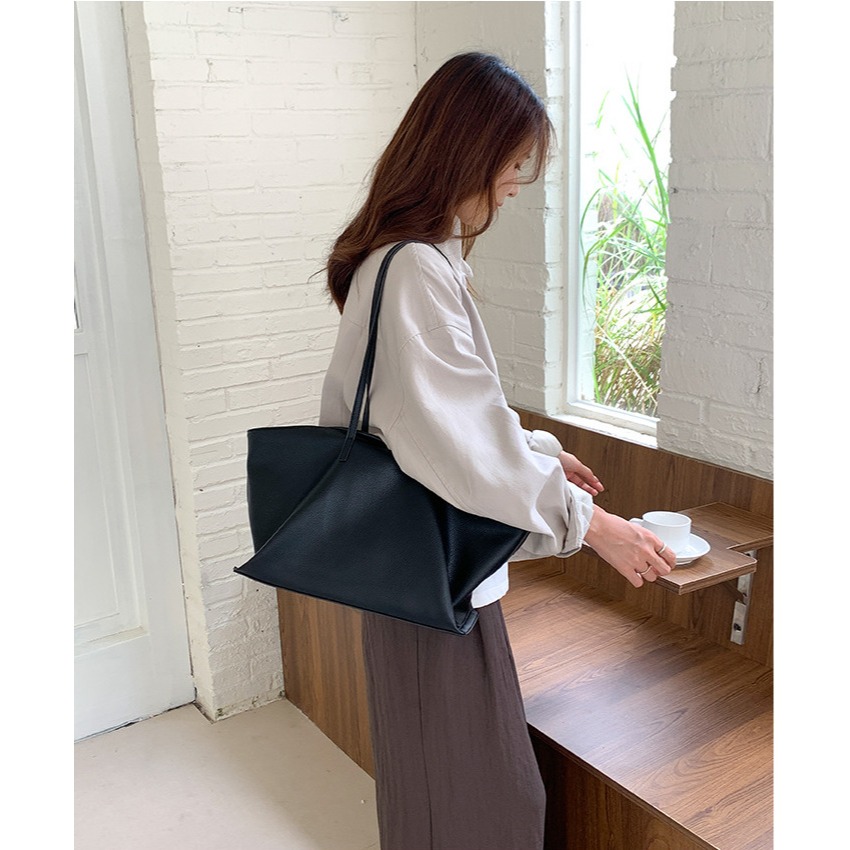 有一種復古的質感和視覺效果🚲🍁｜F33619｜柔軟好摸的復古麂皮絨鎖扣托特包 大容量腋下包 秋冬托特包 絨面單肩包-細節圖4