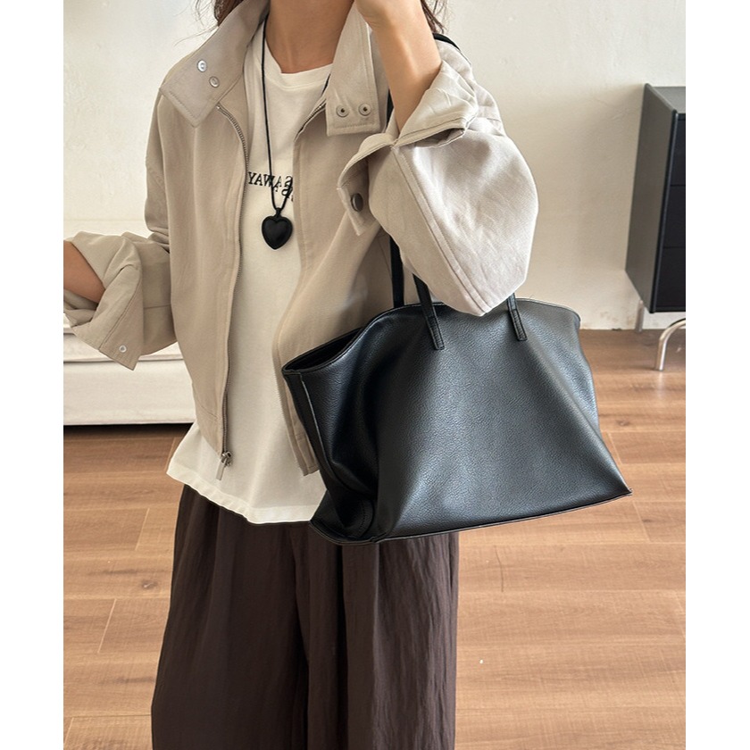 有一種復古的質感和視覺效果🚲🍁｜F33619｜柔軟好摸的復古麂皮絨鎖扣托特包 大容量腋下包 秋冬托特包 絨面單肩包-細節圖5