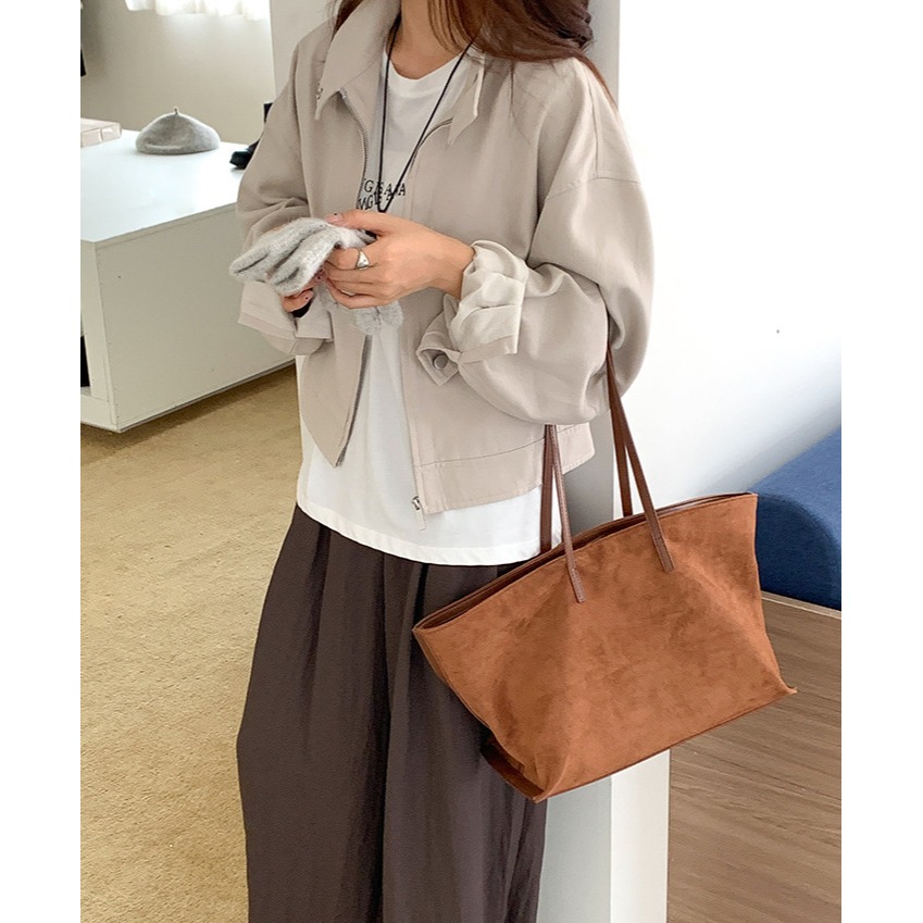 有一種復古的質感和視覺效果🚲🍁｜F33619｜柔軟好摸的復古麂皮絨鎖扣托特包 大容量腋下包 秋冬托特包 絨面單肩包-細節圖6