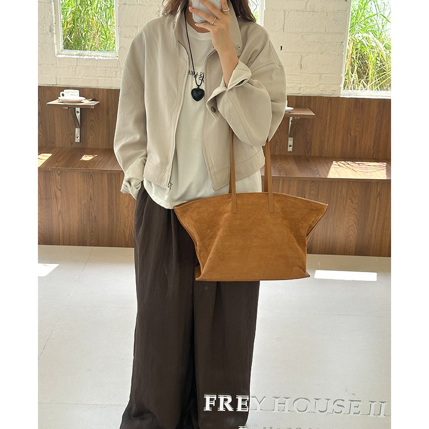 有一種復古的質感和視覺效果🚲🍁｜F33619｜柔軟好摸的復古麂皮絨鎖扣托特包 大容量腋下包 秋冬托特包 絨面單肩包-細節圖7