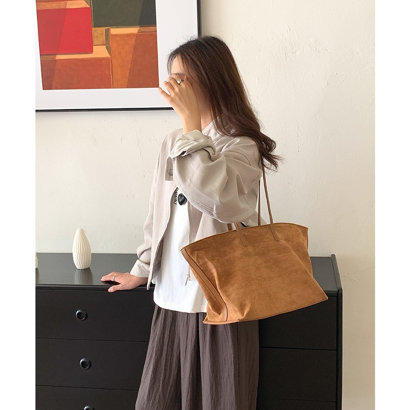 有一種復古的質感和視覺效果🚲🍁｜F33619｜柔軟好摸的復古麂皮絨鎖扣托特包 大容量腋下包 秋冬托特包 絨面單肩包-細節圖8