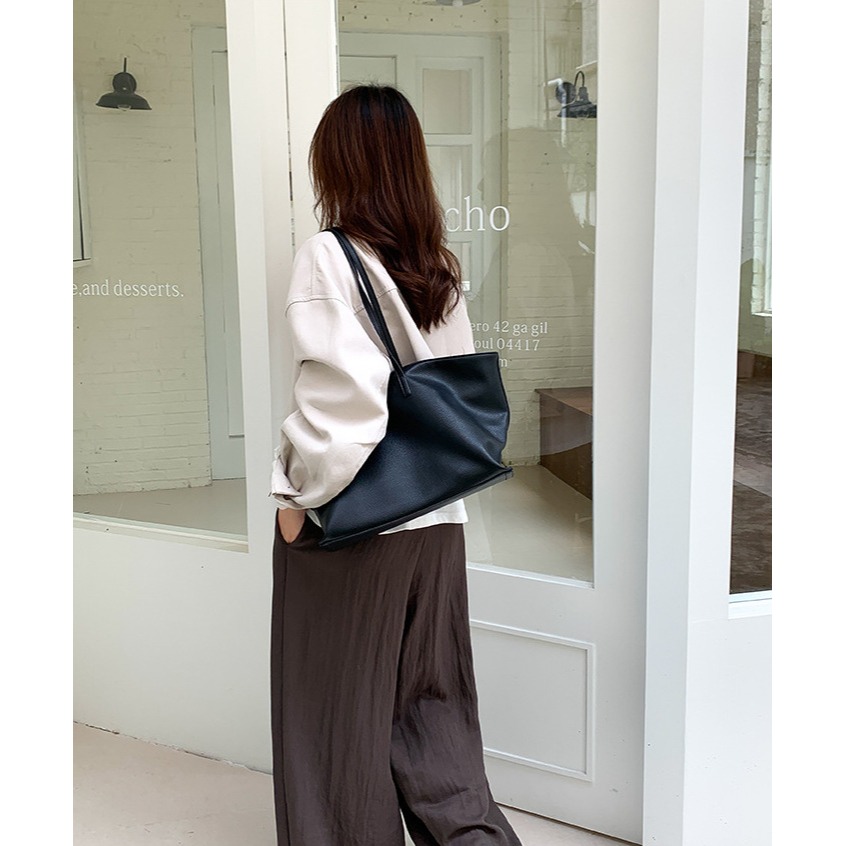 有一種復古的質感和視覺效果🚲🍁｜F33619｜柔軟好摸的復古麂皮絨鎖扣托特包 大容量腋下包 秋冬托特包 絨面單肩包-細節圖9