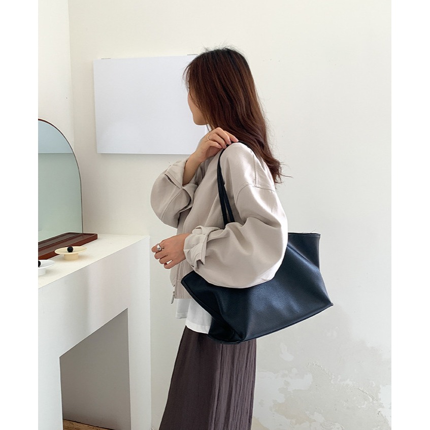 有一種復古的質感和視覺效果🚲🍁｜F33619｜柔軟好摸的復古麂皮絨鎖扣托特包 大容量腋下包 秋冬托特包 絨面單肩包-細節圖10