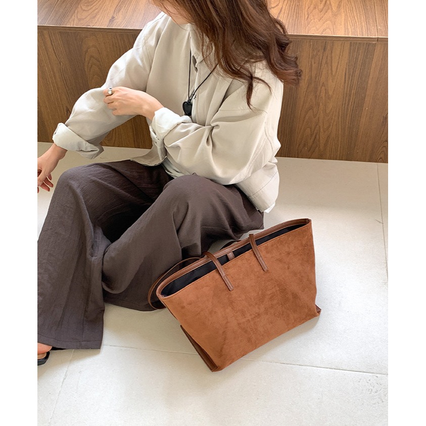 有一種復古的質感和視覺效果🚲🍁｜F33619｜柔軟好摸的復古麂皮絨鎖扣托特包 大容量腋下包 秋冬托特包 絨面單肩包-細節圖11