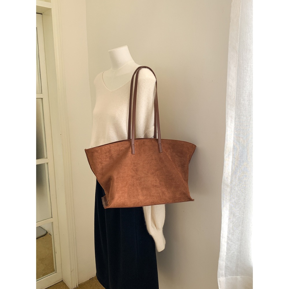 有一種復古的質感和視覺效果🚲🍁｜F33619｜柔軟好摸的復古麂皮絨鎖扣托特包 大容量腋下包 秋冬托特包 絨面單肩包-規格圖11