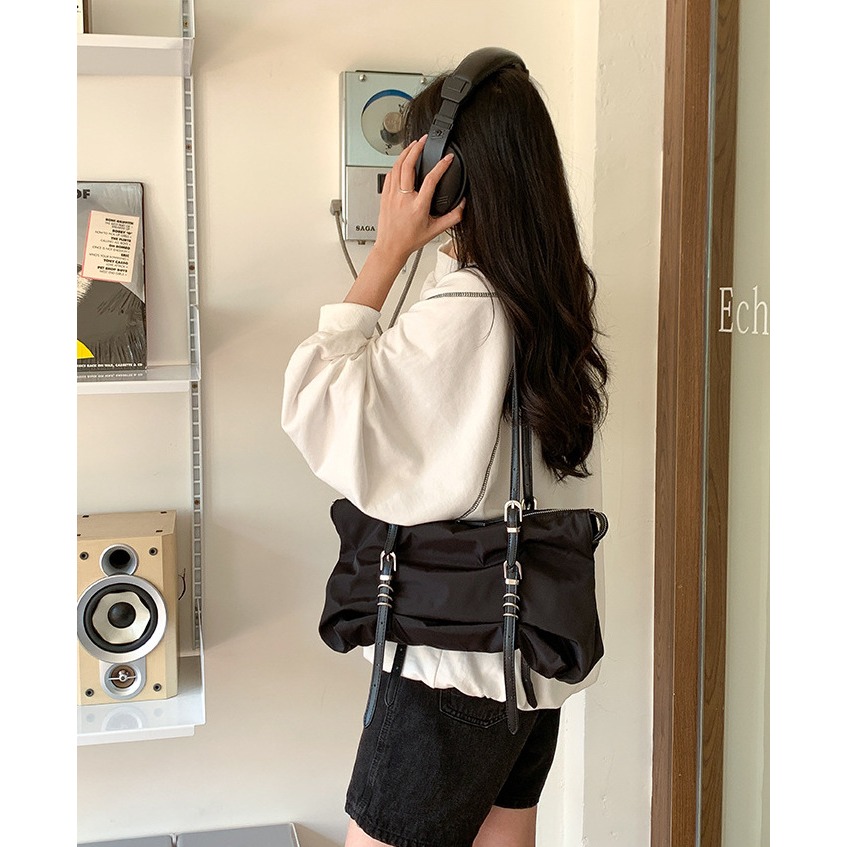 大小扣環調整ə:很特別呦！F33618韓國新款休閒托特包 通勤氣質單肩包 尼龍單肩包 大容量腋下包-細節圖9