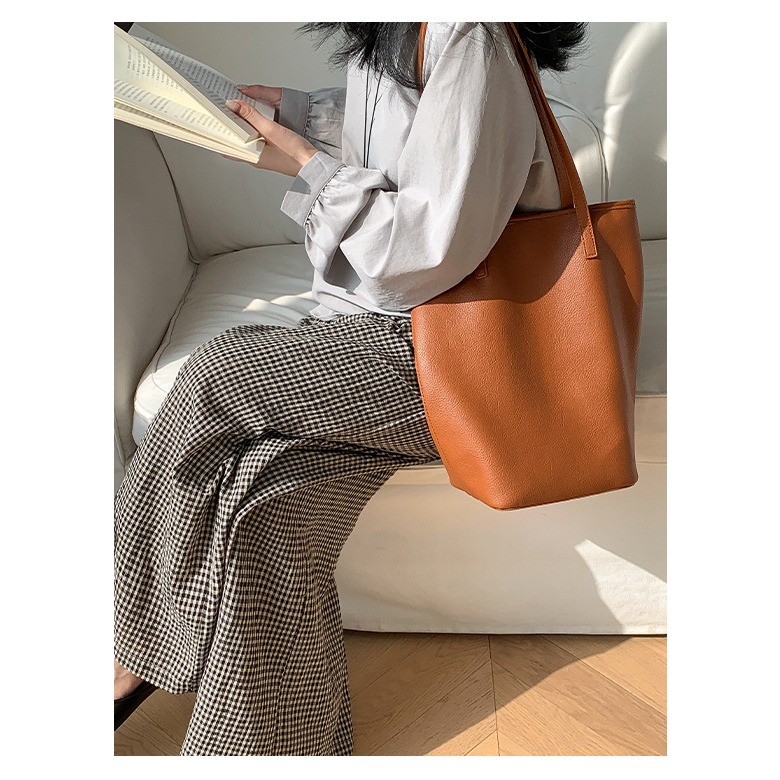 輕鬆演繹都市休閒風格✈秋季款慵懶風｜U320｜極簡軟皮單肩磁扣水桶包 腋下包 單肩包 通勤包 大容量包包-細節圖2