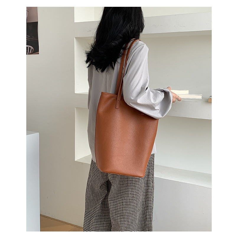 輕鬆演繹都市休閒風格✈秋季款慵懶風｜U320｜極簡軟皮單肩磁扣水桶包 腋下包 單肩包 通勤包 大容量包包-細節圖4