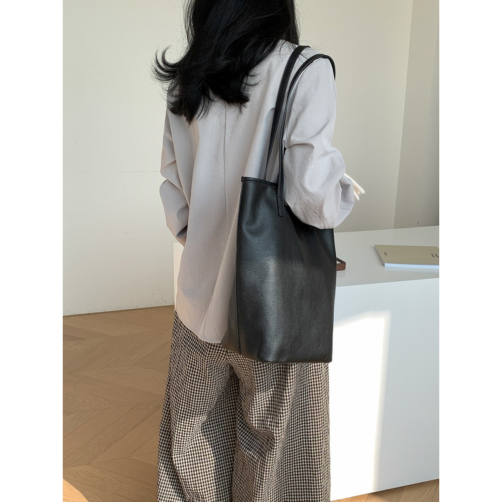 輕鬆演繹都市休閒風格✈秋季款慵懶風｜U320｜極簡軟皮單肩磁扣水桶包 腋下包 單肩包 通勤包 大容量包包-細節圖5