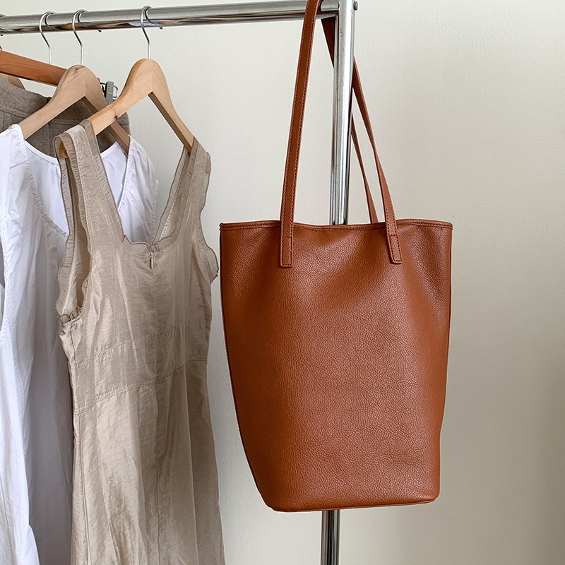 輕鬆演繹都市休閒風格✈秋季款慵懶風｜U320｜極簡軟皮單肩磁扣水桶包 腋下包 單肩包 通勤包 大容量包包-細節圖6