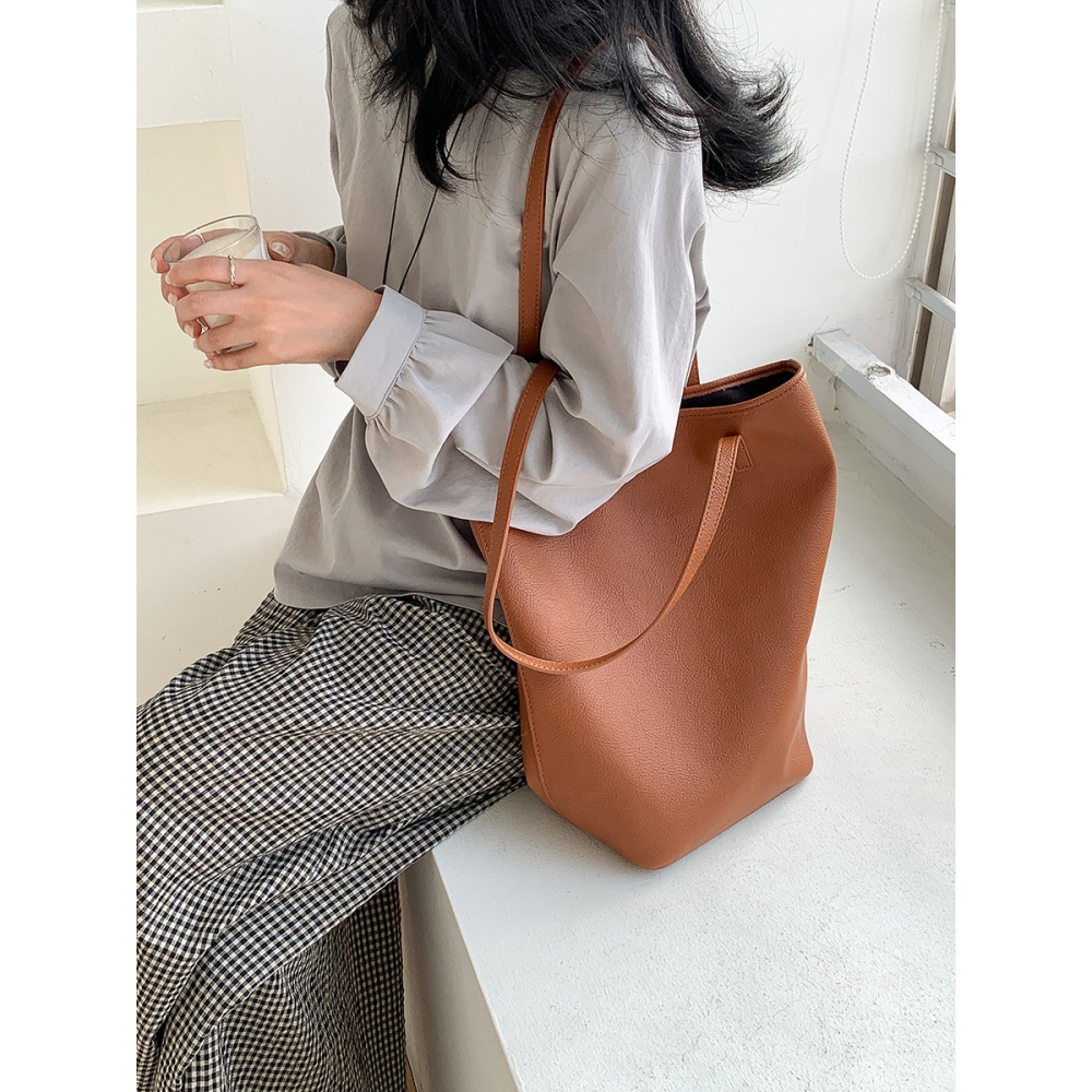 輕鬆演繹都市休閒風格✈秋季款慵懶風｜U320｜極簡軟皮單肩磁扣水桶包 腋下包 單肩包 通勤包 大容量包包-細節圖7