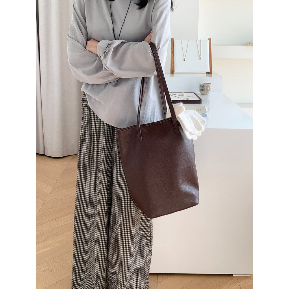 輕鬆演繹都市休閒風格✈秋季款慵懶風｜U320｜極簡軟皮單肩磁扣水桶包 腋下包 單肩包 通勤包 大容量包包-細節圖10