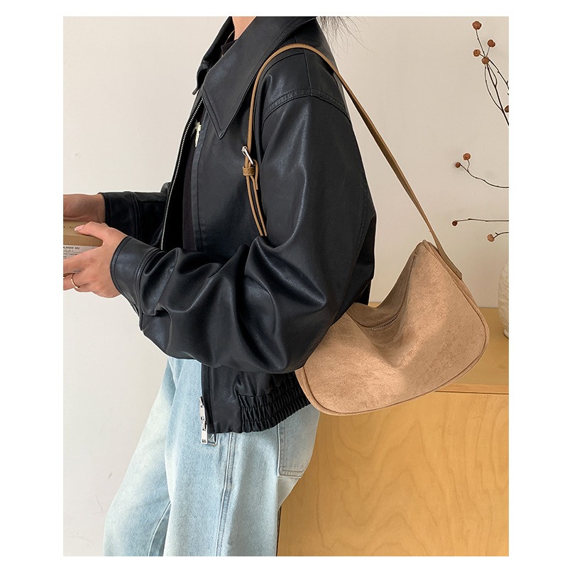 打造低調奢華的視覺效果⧭不凡品味U202經典小方包造型散發濃厚的懷舊氣息 腋下包 單肩包 方包 絨面腋下包-細節圖2