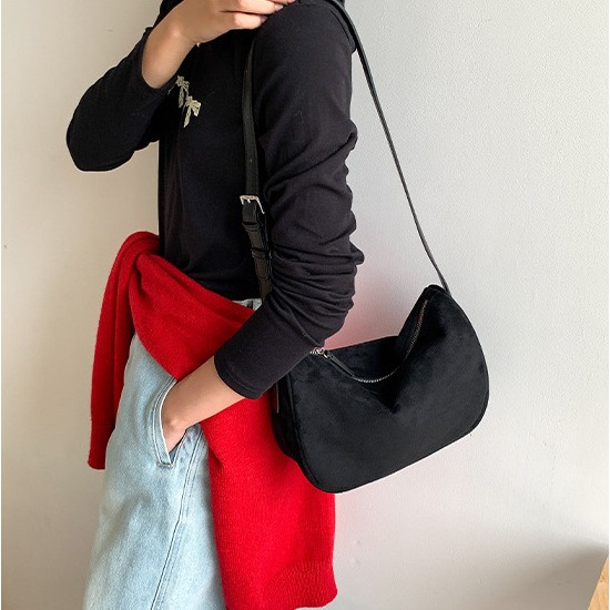 打造低調奢華的視覺效果⧭不凡品味U202經典小方包造型散發濃厚的懷舊氣息 腋下包 單肩包 方包 絨面腋下包-細節圖6