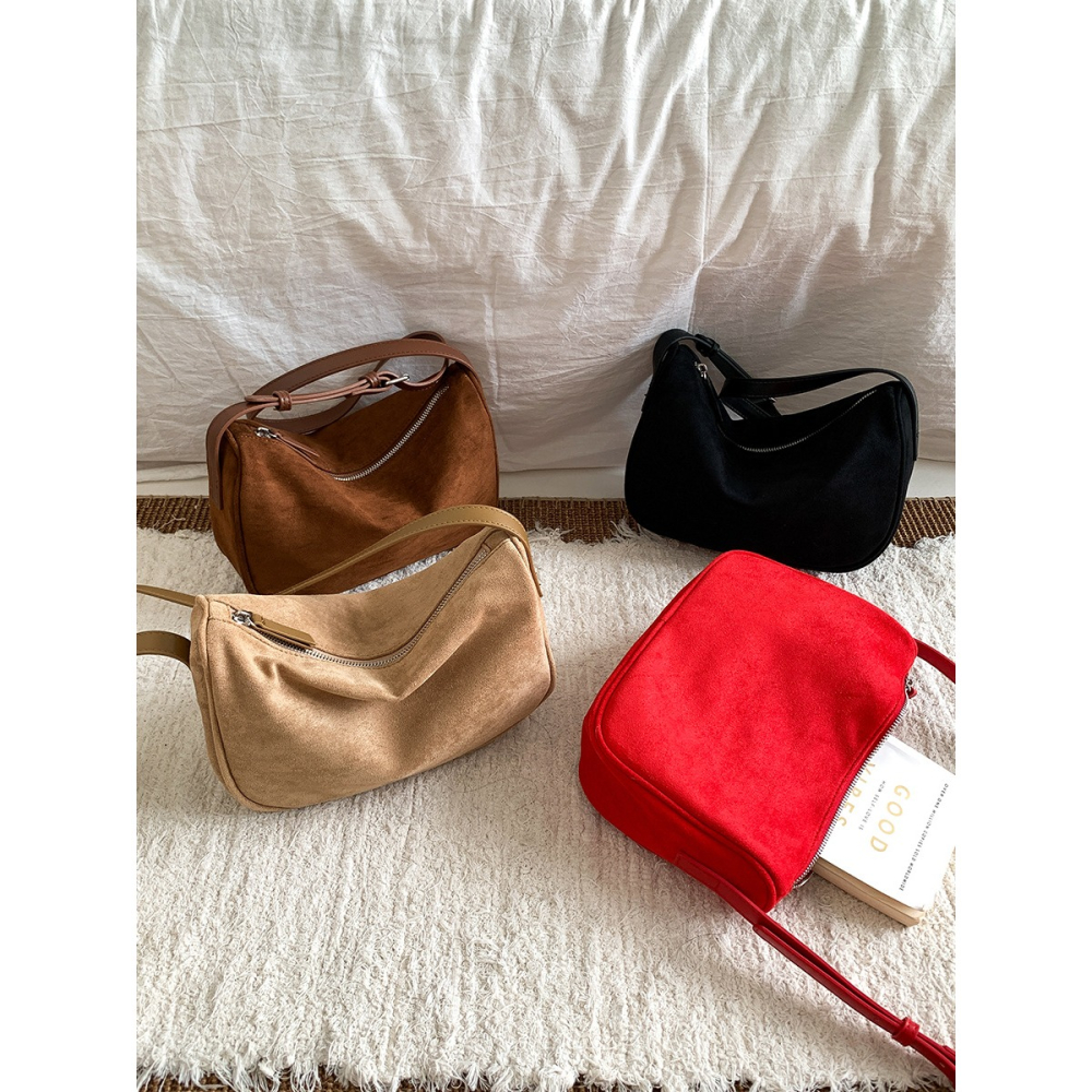 打造低調奢華的視覺效果⧭不凡品味U202經典小方包造型散發濃厚的懷舊氣息 腋下包 單肩包 方包 絨面腋下包-細節圖7