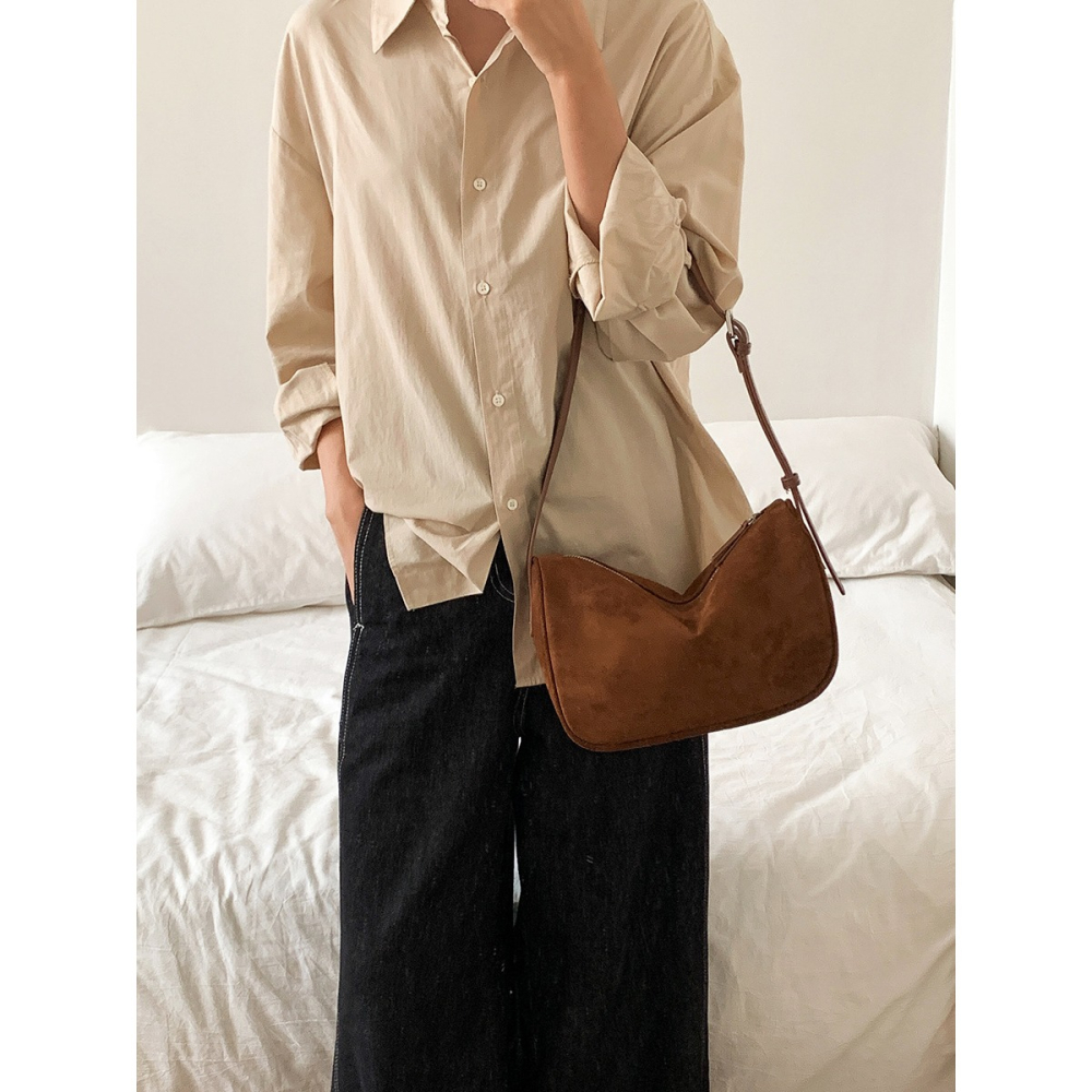 打造低調奢華的視覺效果⧭不凡品味U202經典小方包造型散發濃厚的懷舊氣息 腋下包 單肩包 方包 絨面腋下包-細節圖9