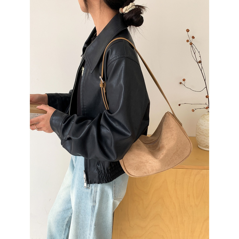 打造低調奢華的視覺效果⧭不凡品味U202經典小方包造型散發濃厚的懷舊氣息 腋下包 單肩包 方包 絨面腋下包-細節圖11