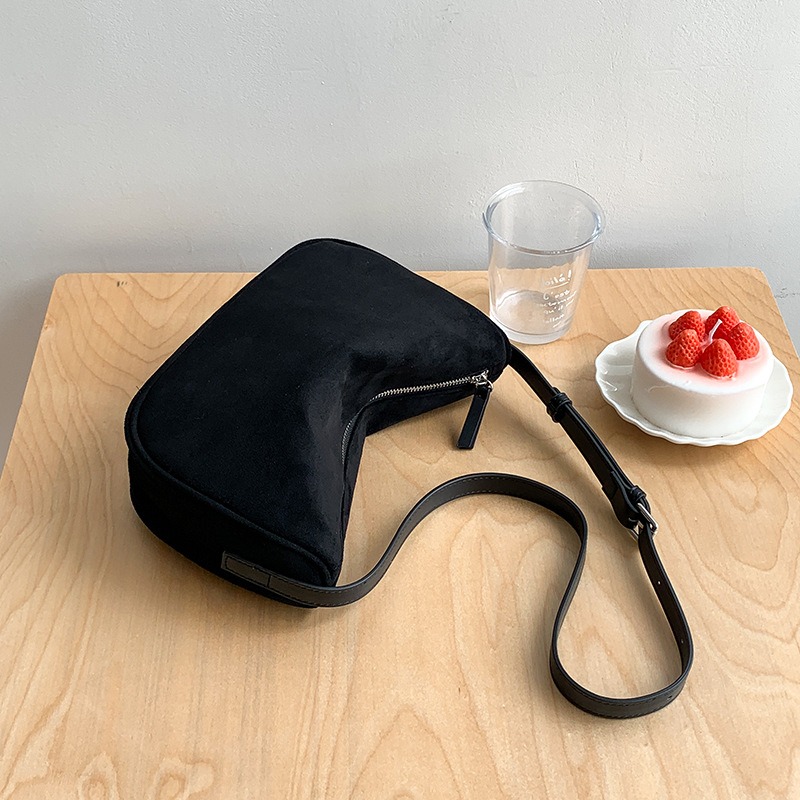 打造低調奢華的視覺效果⧭不凡品味U202經典小方包造型散發濃厚的懷舊氣息 腋下包 單肩包 方包 絨面腋下包-規格圖11