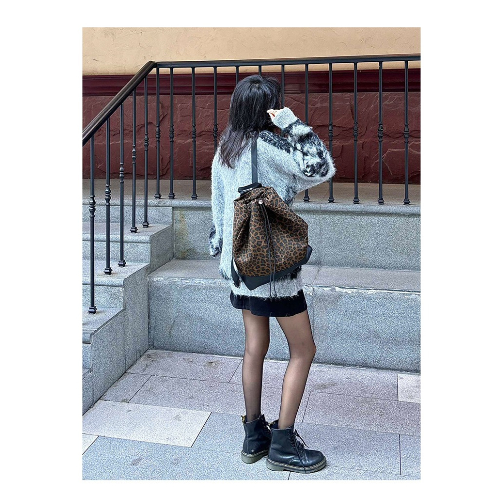 韓國秋冬流行款🎳誰還沒有的『7035#』經典洗水豹紋印花雙肩包 牛仔後背包 簡約抽繩雙肩包 輕便學院風背包 後背包-細節圖2