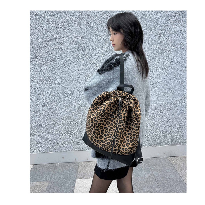 韓國秋冬流行款🎳誰還沒有的『7035#』經典洗水豹紋印花雙肩包 牛仔後背包 簡約抽繩雙肩包 輕便學院風背包 後背包-細節圖6