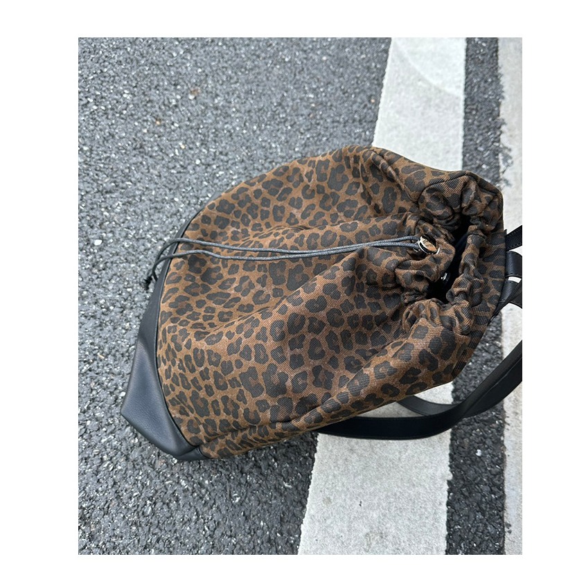 韓國秋冬流行款🎳誰還沒有的『7035#』經典洗水豹紋印花雙肩包 牛仔後背包 簡約抽繩雙肩包 輕便學院風背包 後背包-細節圖9