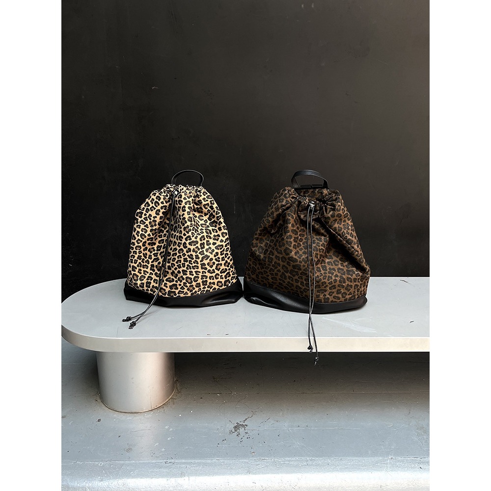 韓國秋冬流行款🎳誰還沒有的『7035#』經典洗水豹紋印花雙肩包 牛仔後背包 簡約抽繩雙肩包 輕便學院風背包 後背包-細節圖11