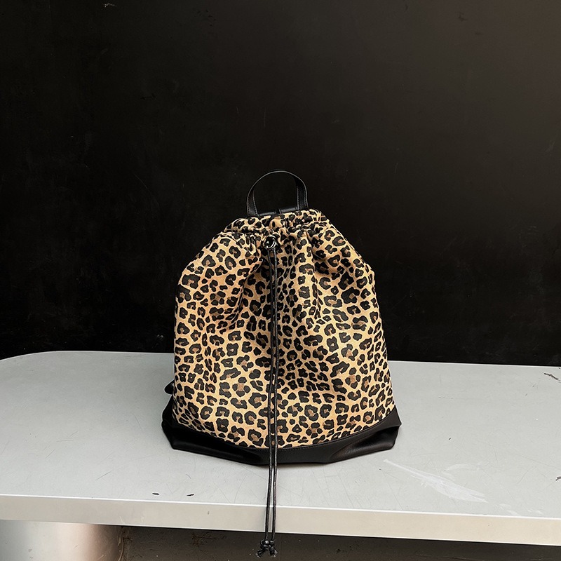 韓國秋冬流行款🎳誰還沒有的『7035#』經典洗水豹紋印花雙肩包 牛仔後背包 簡約抽繩雙肩包 輕便學院風背包 後背包-規格圖11