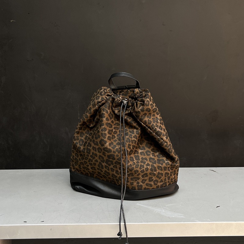 韓國秋冬流行款🎳誰還沒有的『7035#』經典洗水豹紋印花雙肩包 牛仔後背包 簡約抽繩雙肩包 輕便學院風背包 後背包-規格圖11