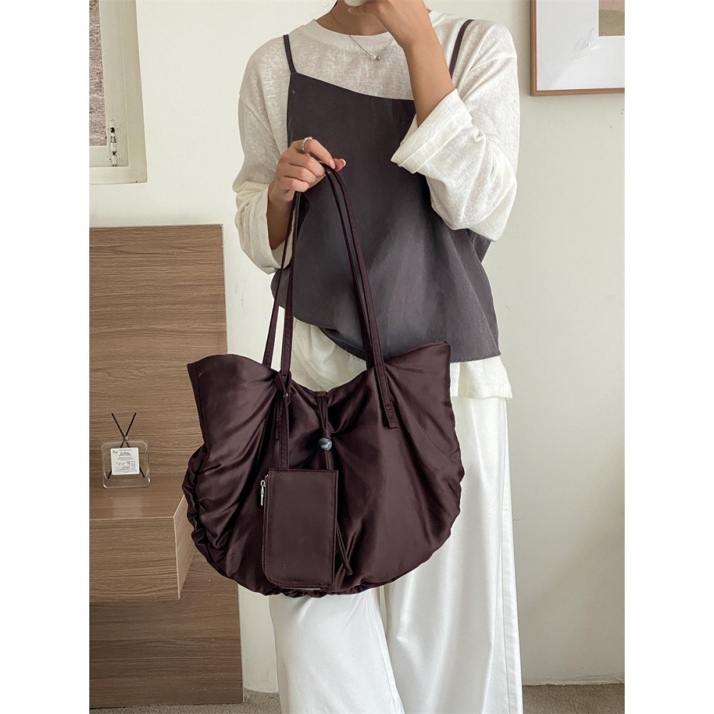 一種高級的感覺✯A1552附帶小包空氣感橢圓單肩托特包 腋下包 高級感大容量單肩包 休閒尼龍通勤包 肩背包 韓國包包-細節圖2