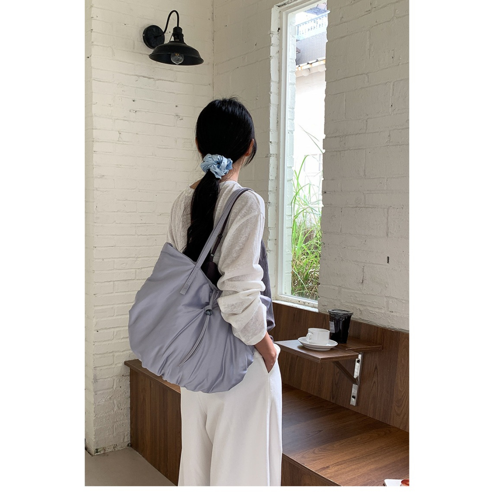 一種高級的感覺✯A1552附帶小包空氣感橢圓單肩托特包 腋下包 高級感大容量單肩包 休閒尼龍通勤包 肩背包 韓國包包-細節圖3