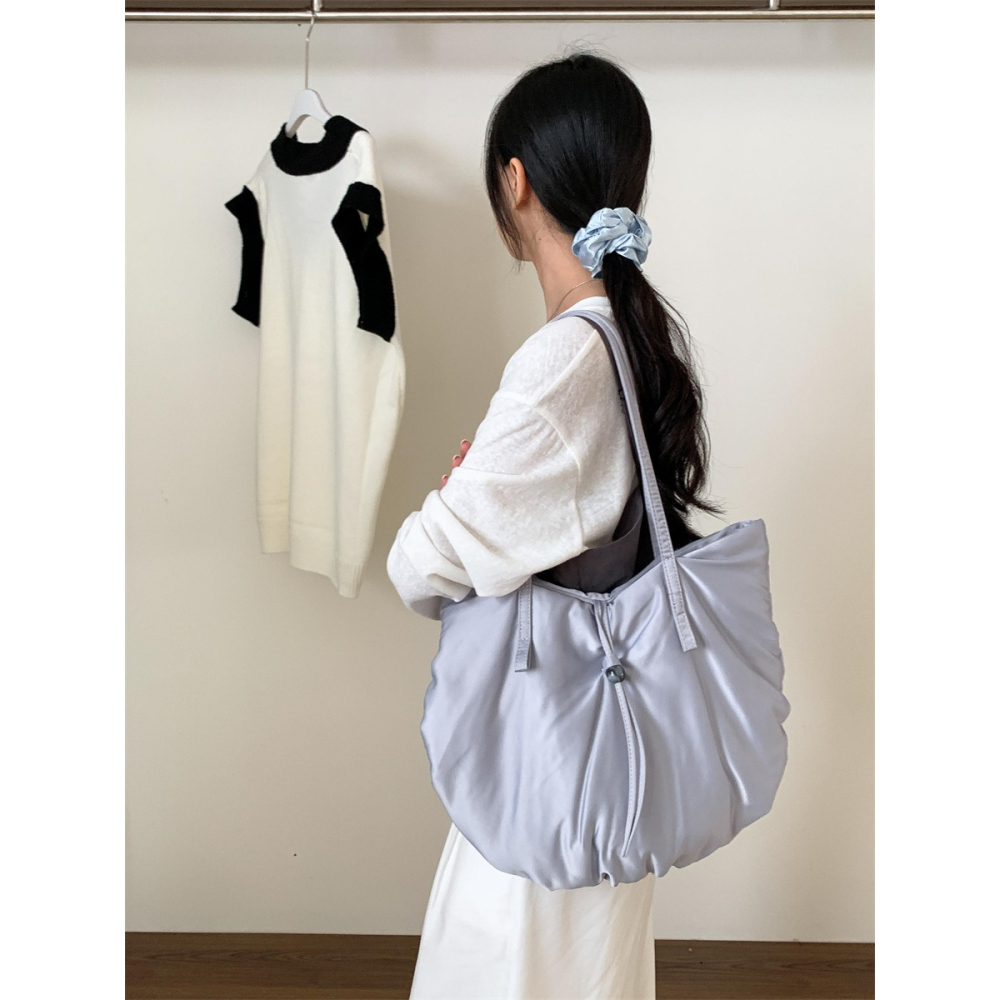 一種高級的感覺✯A1552附帶小包空氣感橢圓單肩托特包 腋下包 高級感大容量單肩包 休閒尼龍通勤包 肩背包 韓國包包-細節圖4