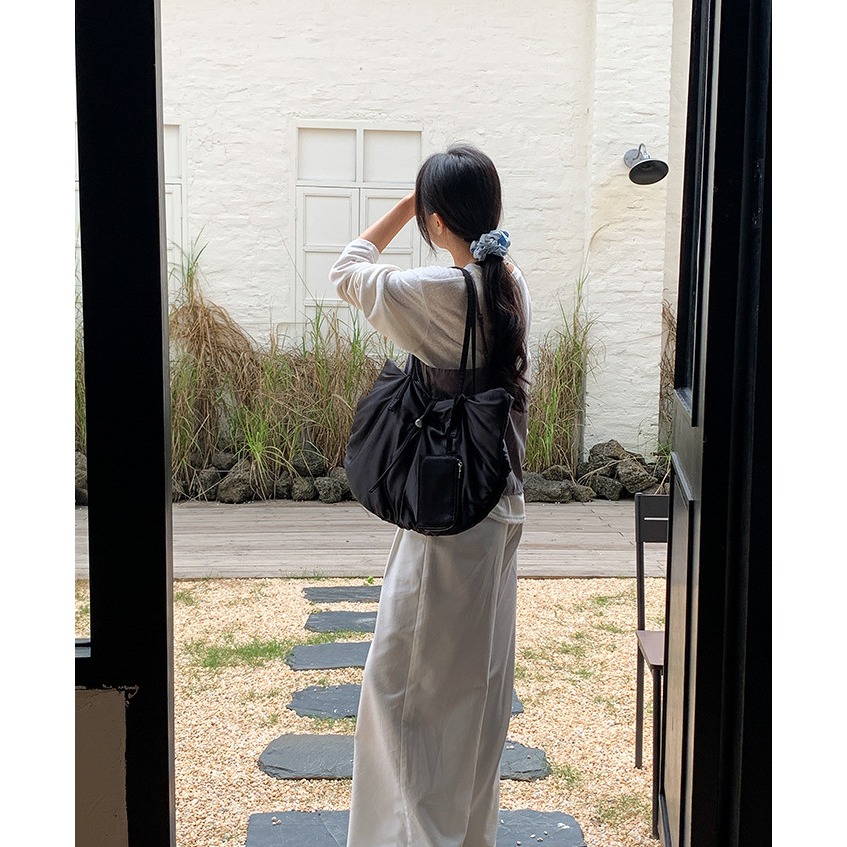 一種高級的感覺✯A1552附帶小包空氣感橢圓單肩托特包 腋下包 高級感大容量單肩包 休閒尼龍通勤包 肩背包 韓國包包-細節圖7