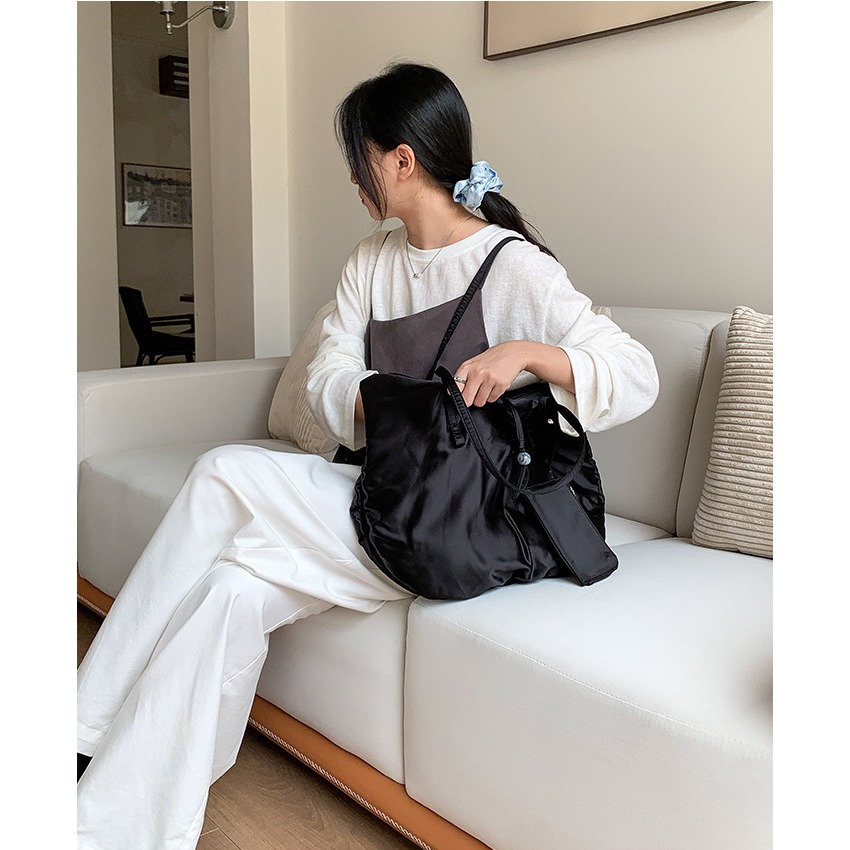 一種高級的感覺✯A1552附帶小包空氣感橢圓單肩托特包 腋下包 高級感大容量單肩包 休閒尼龍通勤包 肩背包 韓國包包-細節圖9