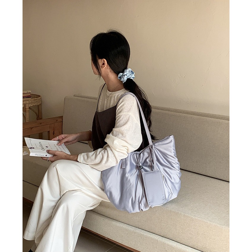 一種高級的感覺✯A1552附帶小包空氣感橢圓單肩托特包 腋下包 高級感大容量單肩包 休閒尼龍通勤包 肩背包 韓國包包-細節圖11